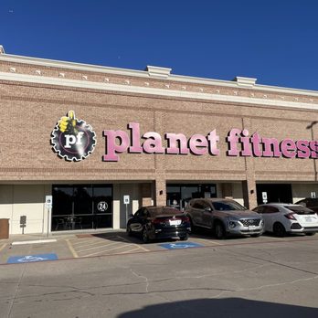 Planet Fitness - Building facade - Gyms Near Me - Irving, Texas