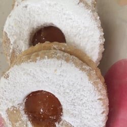 Marisa Sucursal Naciones Unidas - Peach filled cookies with powdered sugar.