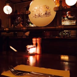 Hotel-Restaurant de Jong - Prima gegeten! Kipsateplate Warm, goed belicht eetgelegenheid.