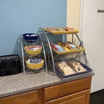 Days Inn by Wyndham Hannibal - Continental Breakfast - Hotels Near Me - Hannibal, Missouri