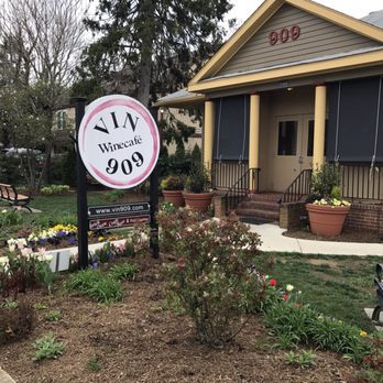 Vin 909 - Beautiful front yard to the restaurant. - New American Near Me - Annapolis, Maryland Vin 909 - Beautiful front yard to the restaurant. - New American Near Me - Annapolis, Maryland