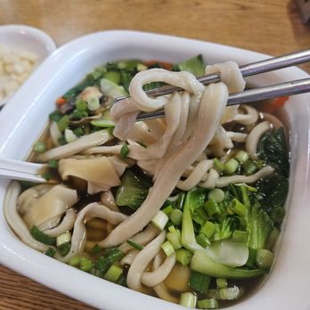 Frank's Noodle House - Wonton soup with hand pulled noodles added in. Lots of bok choy, carrots, mushrooms and scallions - Chinese Near Me - Portland, Oregon Frank's Noodle House - Wonton soup with hand pulled noodles added in. Lots of bok choy, carrots, mushrooms and scallions - Chinese Near Me - Portland, Oregon