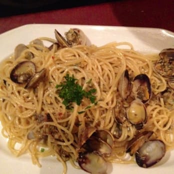 Zefferelli's - Spaghetti con Vongole (clams, garlic, white wine, and olive oil). - Italian Near Me - Vancouver, British Columbia