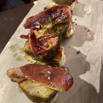 Pintxo i Trago - Delicious artichokes with Brie and Iberian jamon. - Tapas Bars Near Me - Valencia, V Pintxo i Trago - Delicious artichokes with Brie and Iberian jamon. - Tapas Bars Near Me - Valencia, V