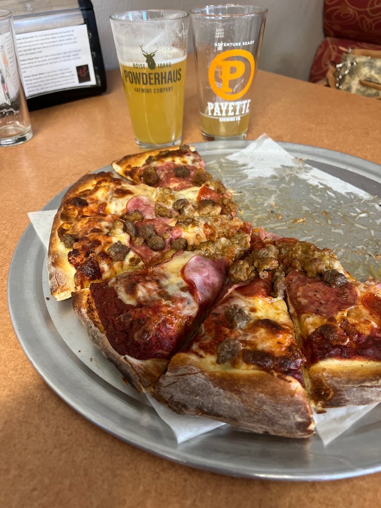 Ruszoni's Pizza Logo