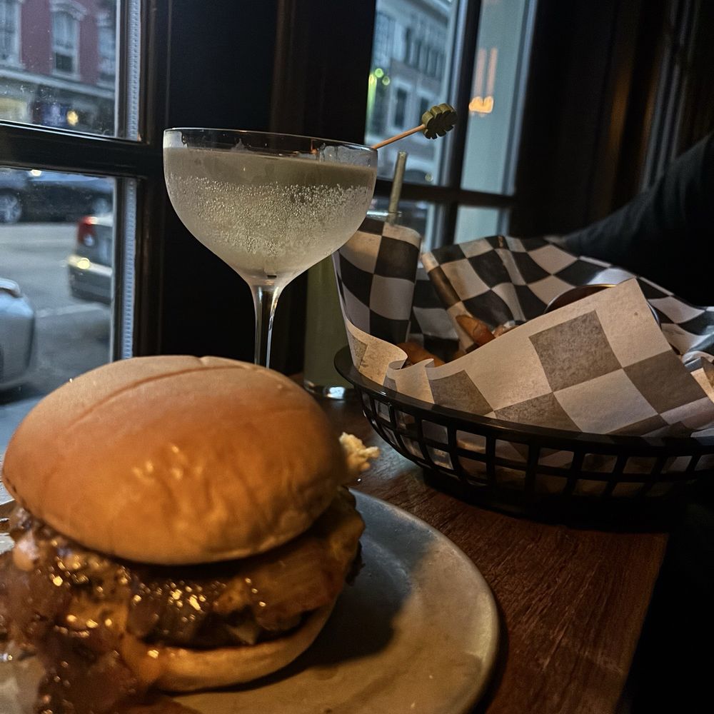 Smash burger + dirty martini + fry basket Smash burger + dirty martini + fry basket