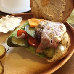 Restaurace Na Rychtě - Burger rozhodne nemohu doporučit, maso je něčím pochybne nastaveny karbanátek, zbytek jsou levné a divně nahazene suroviny.
