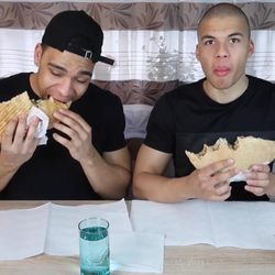 City Döner - Hier ein Bild mit meinem Bruder wo wir die Döner für 4€ verzehren!