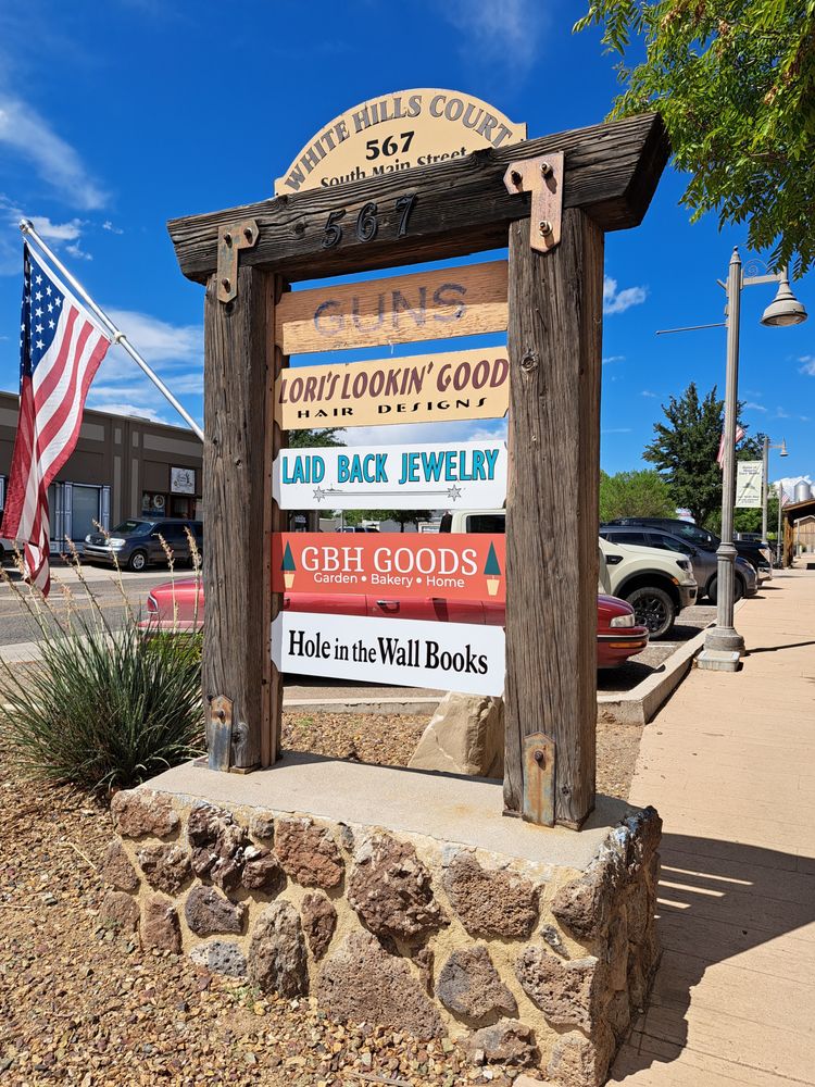 HOLE IN THE WALL BOOKS Updated August 2024 14 Photos 567 S Main