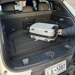 Avis - Someone else's suitcase