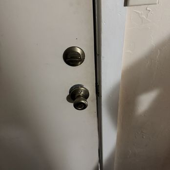 Hanalei Inn - Front door with loose handle and broken deadbolt - Hotels Near Me - Hanalei, Hawaii Hanalei Inn - Front door with loose handle and broken deadbolt - Hotels Near Me - Hanalei, Hawaii