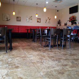 Very nice dining room.  This was at 1pm on a Saturday.   Shortly after I took this photo, a family of 5 came in so it wasn't always empty.