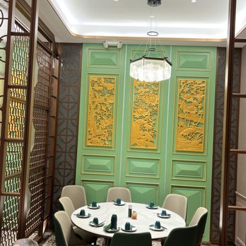 King’s Kitchen - Larger table in a semi private room. - Cantonese Near Me - Flushing, New York