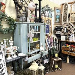 Clarence Hollow Antique Mall & Bonadio Country Store