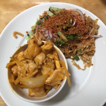 Burma Superstar - Mango Chicken and Garlic Noodles - Burmese Near Me - Alameda, California