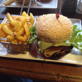 Le Baromètre - A seriously good bacon cheese burger. - French Near Me - Paris, 75