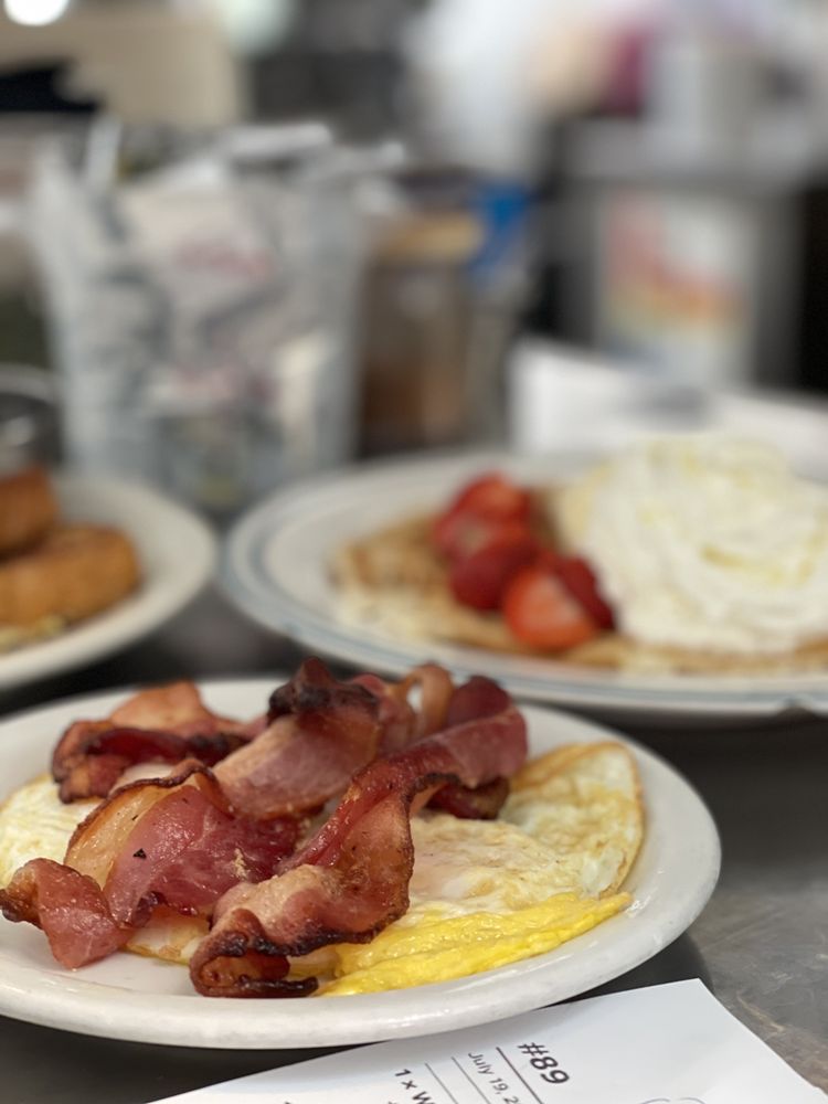 Lynn & Lu's Escapade Cafe