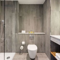 DoubleTree by Hilton Edinburgh - Queensferry Crossing - Guest room bath
