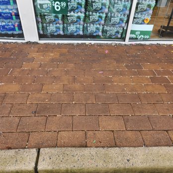 QuickChek - Garbage all over the place - Convenience Stores Near Me - Lodi, New Jersey