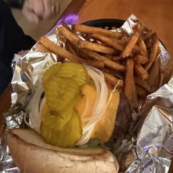 Dugout Bar & Grill - Burger