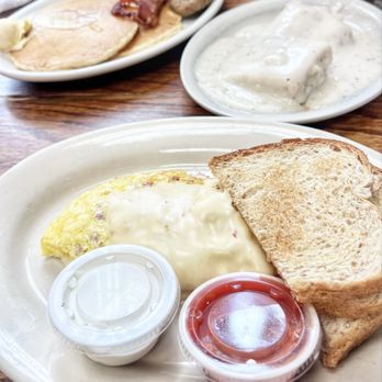 Roxanne's Cafe - Omelette, Pancakes, Bacon, Eggs, Biscuits with gravy. - Breakfast & Brunch Near Me - Parkville, Missouri