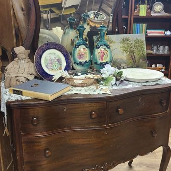 Buffalo Gal Antiques - Antiques Near Me - Mooresville, Indiana
