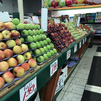 Hackensack Lucky Farm - a display of apples - Farmers Market Near Me - Hackensack, New Jersey
