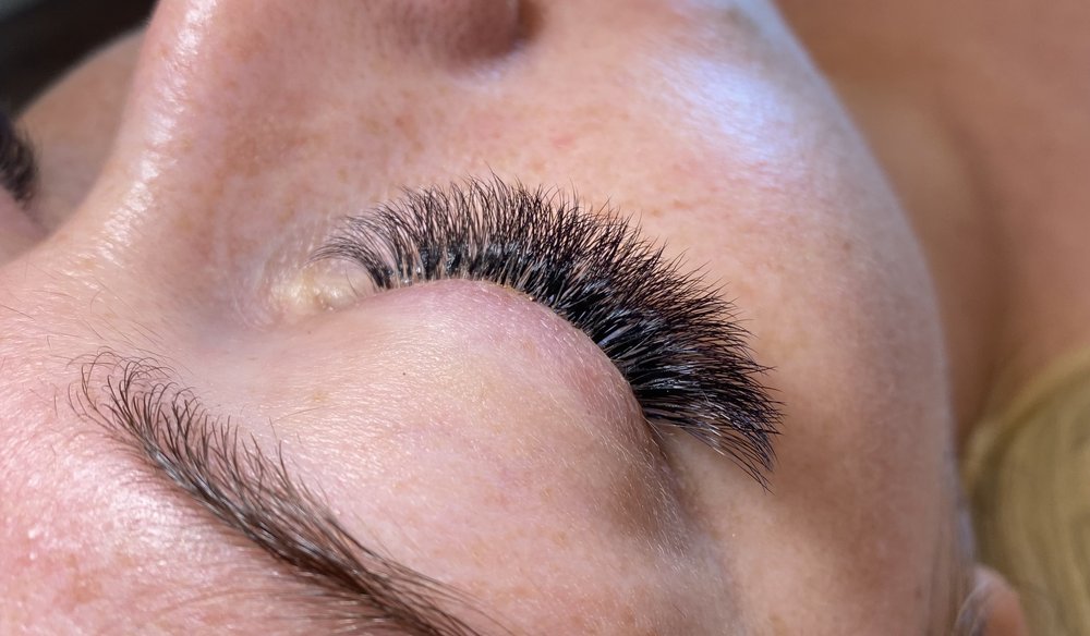 Lashes by Kendelle Logo