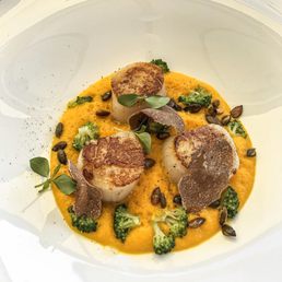 Scallops with pumpkin cream purée, broccoli, pumpkin seeds, and black truffles Scallops with pumpkin cream purée, broccoli, pumpkin seeds, and black truffles