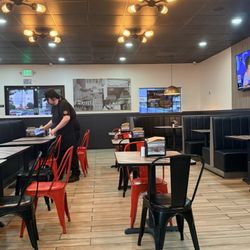 Fat Burger - Table seating