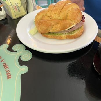 Café Con Gracia - Ham and Cheese Croissant - Cafeteria Near Me - Cancún, ROO