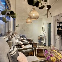 Be Rosy - Beautiful space! Seats are extremely comfortable.