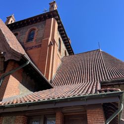 Adail Bastos Roofing - Tile roof detail.