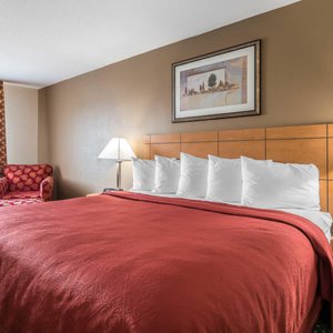 Quality Inn 24 Photos 10 Reviews Hotels 209 W 9th St