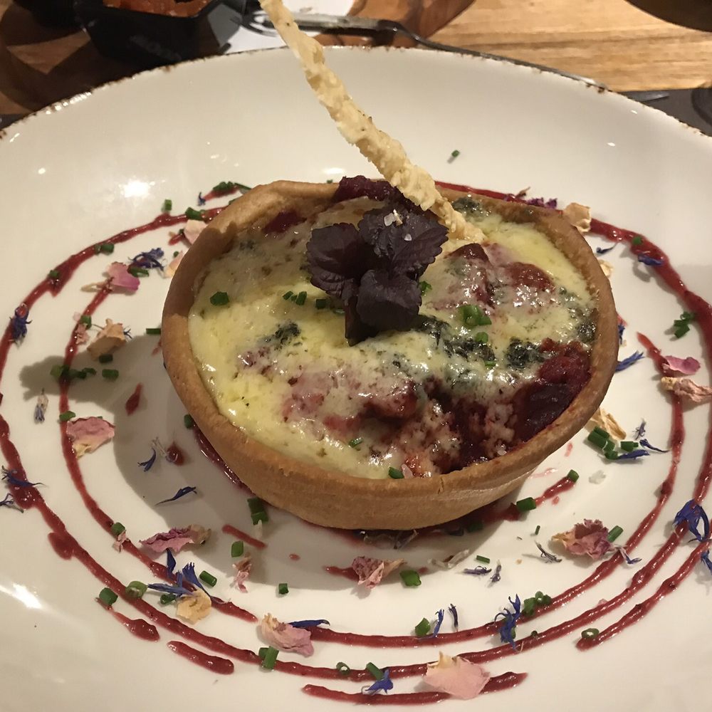 Woody's House - The most amazing (!) beet and Brie pot pie appetizer!! - American Near Me - Steenwijk, OV