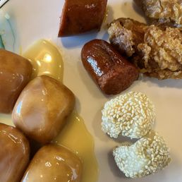 Flour buns, sausage, sesame balls and fried chicken wings