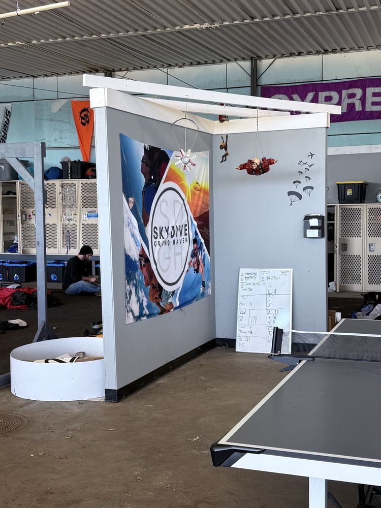 Skydive Grand Haven Logo