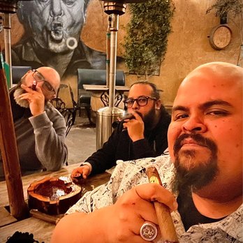 La Casa Cigar Lounge - @hollywoodmikeg - Cigar Bars Near Me - North Hollywood, California