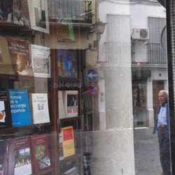 Los Terceros - Detalle de la columna en escaparate. Según Ignacio (dueño de la tieda) parte de una antigua Plaza Portificada que allí había.