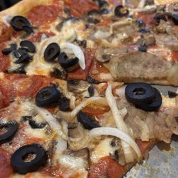 Everything pizza with no peppers.