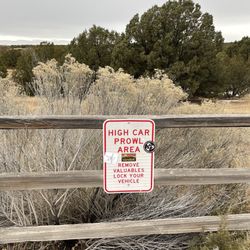 La Tierra Hiking Trail - Warning about car break-ins at the La Cuchara parking area
