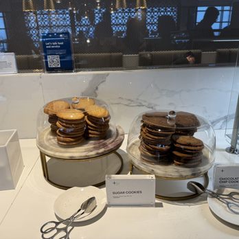 United Polaris Lounge - Cookies - Airport Lounges Near Me United Polaris Lounge - Cookies - Airport Lounges Near Me