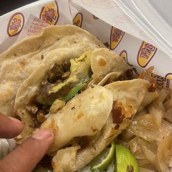Fito’s Tacos de Trompo - Aguacate ya todo negro pésimo servicio - Tacos Near Me - Dallas, Texas