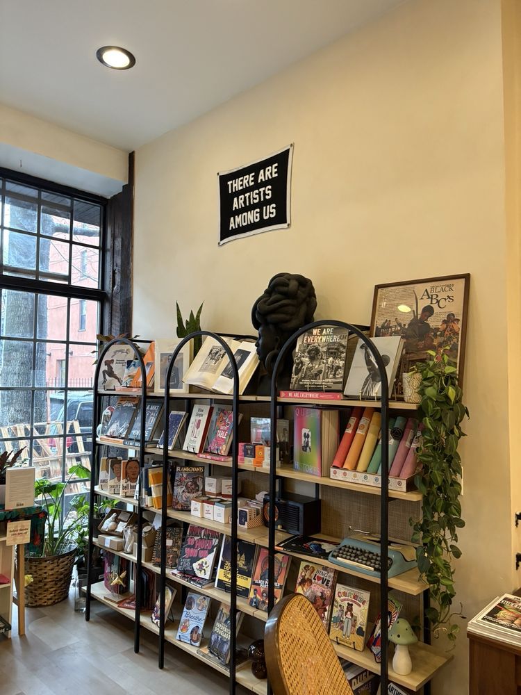 Gladys Books & Wine Logo