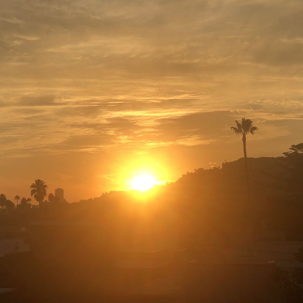 Marlon Manor - Gorgeous evening sunset from our lovely and large balcony. - Apartments Near Me - Los Angeles, California