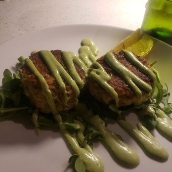 Dapper Dine & Lounge - Crabcake appetizers with jalapeño aioli sauce. Crunchy layer with perfect seasoning and aioli drizzle on a bed of rugala. Yummy. - Cocktail Bars Near Me - Riverside, California