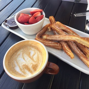 Amara Chocolate & Coffee - Churros y frutas : 6 churros con chocolate y Fruta - Coffee & Tea Near Me - Pasadena, California