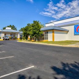 Exterior outside entrance of Motel 6 Ashland - Motel Ashland VA exterior - Ashland, Virginia Exterior outside entrance of Motel 6 Ashland - Motel Ashland VA exterior - Ashland, Virginia