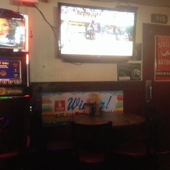 Mock Crest Tavern - Mariners game on, no sound. - Burgers Near Me - Portland, Oregon Mock Crest Tavern - Mariners game on, no sound. - Burgers Near Me - Portland, Oregon