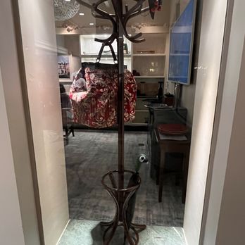 Cítricos - Mary Poppins accessories on the coatrack (handbag, hat, umbrella) - New American Near Me - Lake Buena Vista, Florida Cítricos - Mary Poppins accessories on the coatrack (handbag, hat, umbrella) - New American Near Me - Lake Buena Vista, Florida
